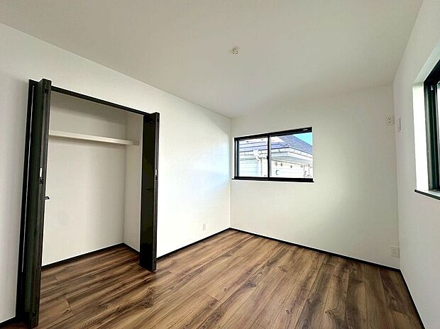 【室内】【室内】収納スペースがしっかり確保された居室。衣類や日用品を整理しやすく、すっきりと整った印象を与えます。