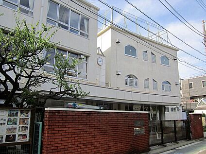 目黒区立上目黒小学校 270m