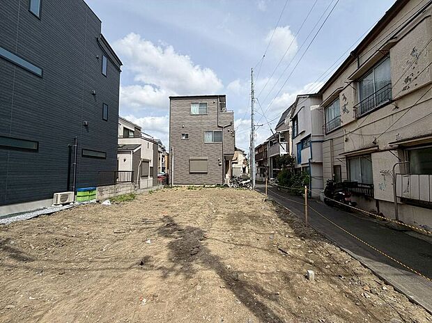 【前面道路含む外観】【外観】(2026年4月)撮影全2区画での分譲。家族のスタイルに合わせて選べるプランをご用意しております。