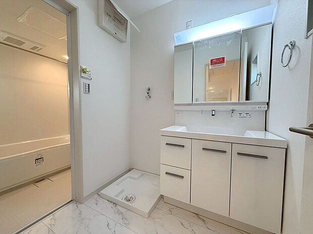 【洗面】【洗面】(2026年4月)撮影シンプルで上質なデザインの洗面台。清潔感と機能性を兼ね備え、朝の準備もスムーズにこなせます。