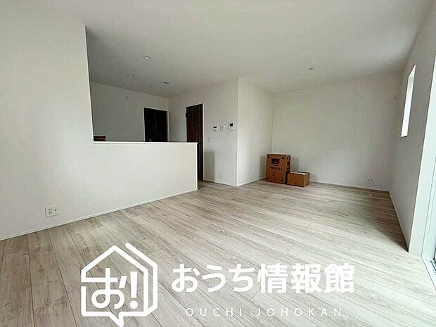 現地写真（リビング）
フローリング材には、木目、色調など木材特有の風合いがあり、ナチュラルな美しさになっています。