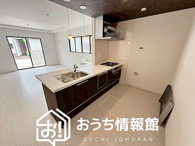 現地写真(キッチン)
収納たっぷりのシステムキッチン、浄水器付水栓を標準装備しています。