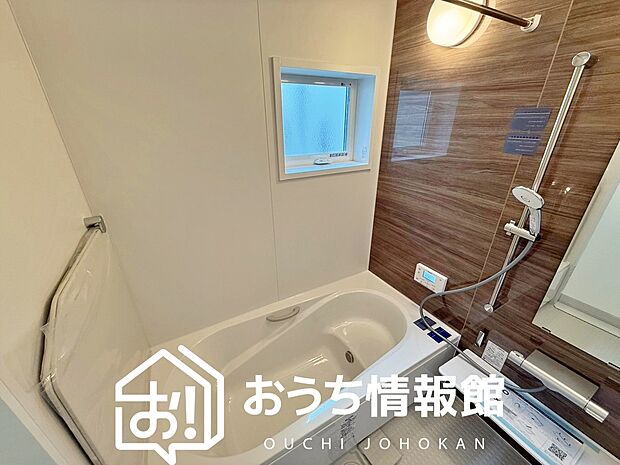 現地写真（浴室）
浴室暖房乾燥機付き。１坪タイプで広々です。