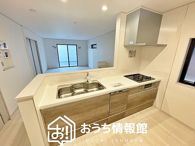 現地写真(キッチン)
収納たっぷりのシステムキッチン、浄水器付水栓を標準装備しています。