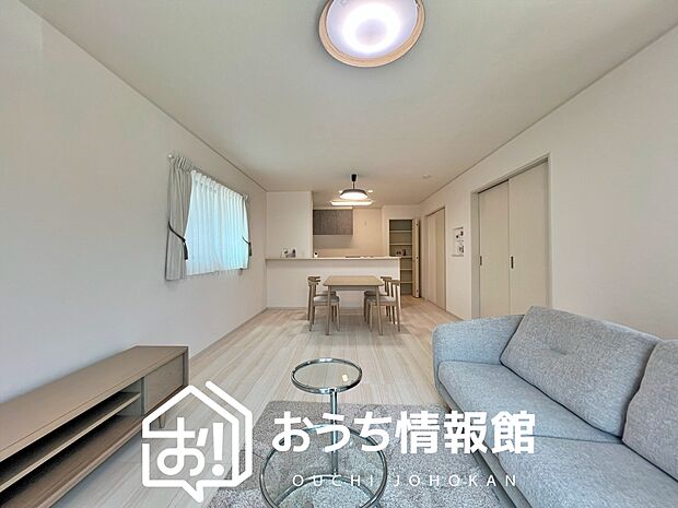 現地写真(リビング)
フローリング材には、木目、色調など木材特有の風合いがあり、ナチュラルな美しさになっています。