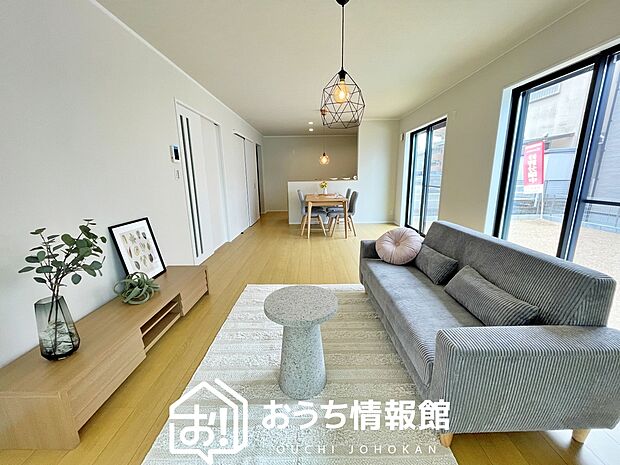 現地写真（リビング）
フローリング材には、木目、色調など木材特有の風合いがあり、ナチュラルな美しさになっています。
