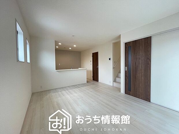 現地写真(リビング)
フローリング材には、木目、色調など木材特有の風合いがあり、ナチュラルな美しさになっています。