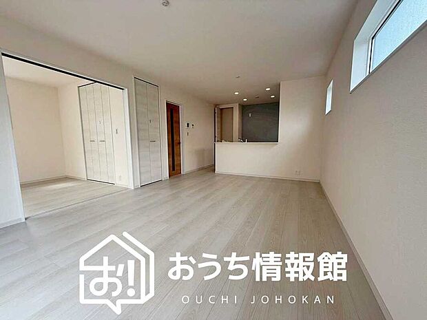 現地写真（リビング）
フローリング材には、木目、色調など木材特有の風合いがあり、ナチュラルな美しさになっています。
