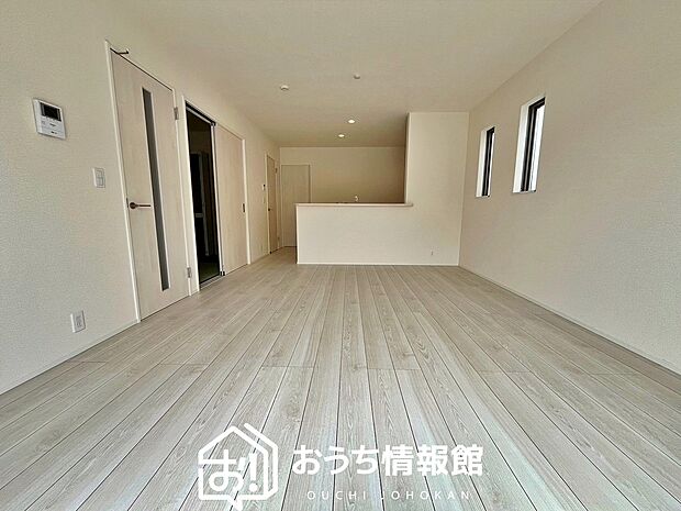 現地写真(リビング)
フローリング材には、木目、色調など木材特有の風合いがあり、ナチュラルな美しさになっています。