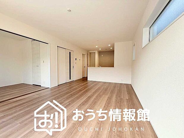 現地写真（リビング）
フローリング材には、木目、色調など木材特有の風合いがあり、ナチュラルな美しさになっています。
