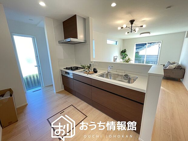 現地写真(キッチン)
収納たっぷりのシステムキッチン、浄水器付水栓を標準装備しています。