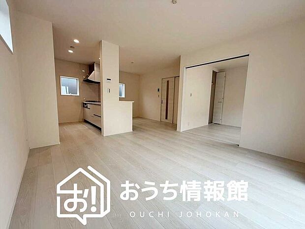 現地写真(リビング)
フローリング材には、木目、色調など木材特有の風合いがあり、ナチュラルな美しさになっています。