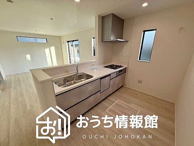 現地写真(キッチン)
収納たっぷりのシステムキッチン、浄水器付水栓を標準装備しています。