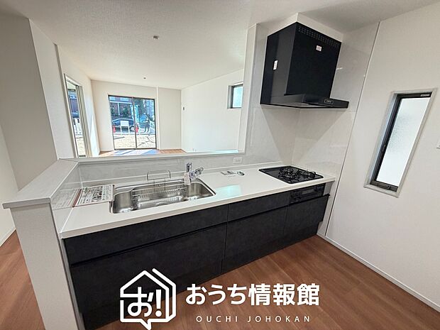 現地写真(キッチン)
収納たっぷりのシステムキッチン、浄水器付水栓を標準装備しています。