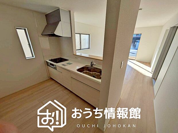 現地写真（キッチン）
収納たっぷりのシステムキッチン、浄水器付水栓を標準装備しています。