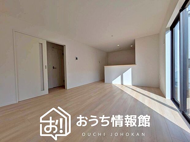 現地写真（リビング）
フローリング材には、木目、色調など木材特有の風合いがあり、ナチュラルな美しさになっています。