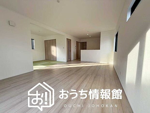 現地写真（リビング）
フローリング材には、木目、色調など木材特有の風合いがあり、ナチュラルな美しさになっています。