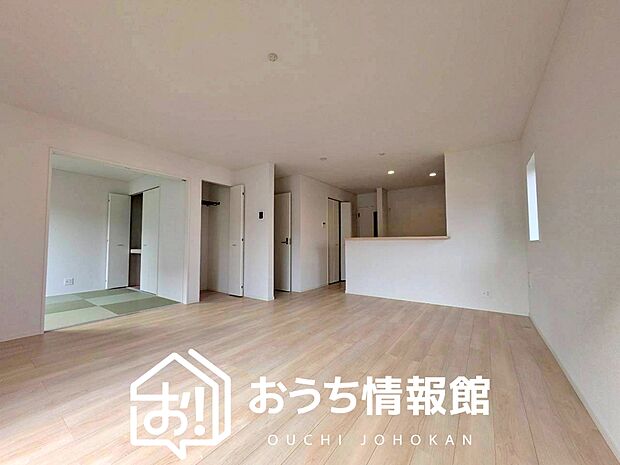 現地写真（リビング）
フローリング材には、木目、色調など木材特有の風合いがあり、ナチュラルな美しさになっています。