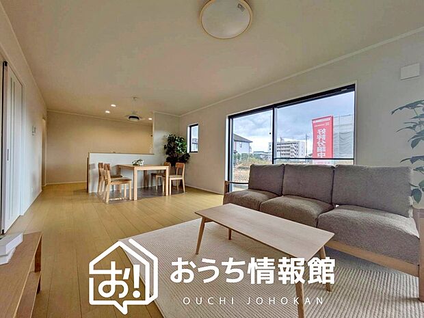 現地写真（リビング）
フローリング材には、木目、色調など木材特有の風合いがあり、ナチュラルな美しさになっています。