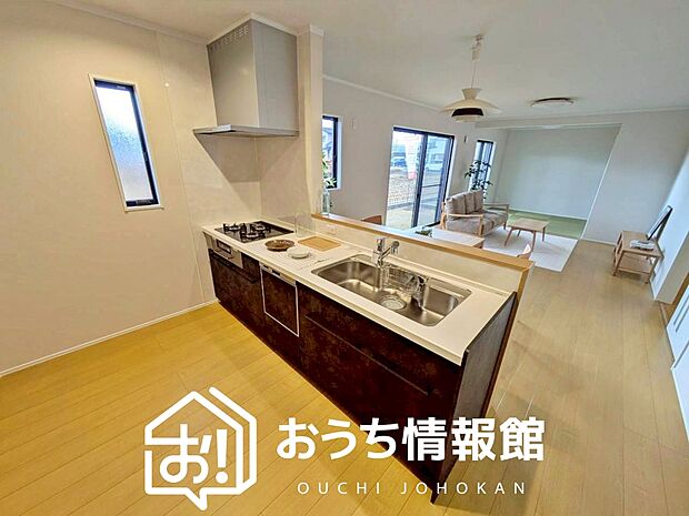 現地写真（キッチン）
収納たっぷりのシステムキッチン、浄水器付水栓を標準装備しています。