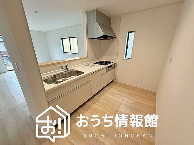 現地写真(キッチン)
収納たっぷりのシステムキッチン、浄水器付水栓を標準装備しています。