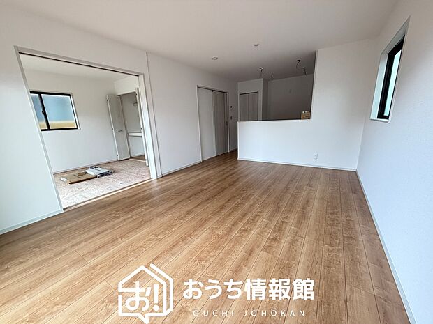 現地写真（リビング）
フローリング材には、木目、色調など木材特有の風合いがあり、ナチュラルな美しさになっています。