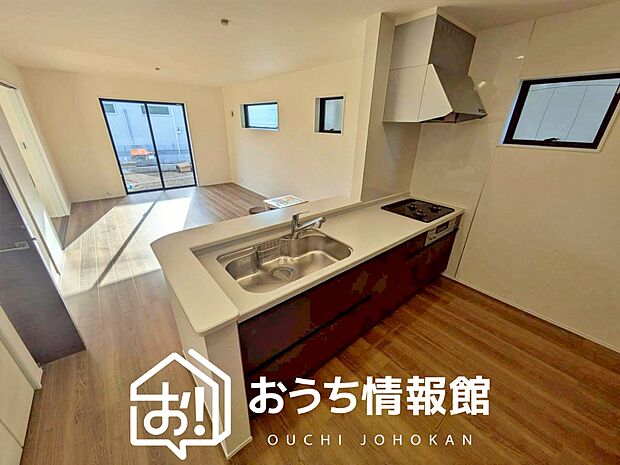 現地写真（キッチン）
収納たっぷりのシステムキッチン、浄水器付水栓を標準装備しています。