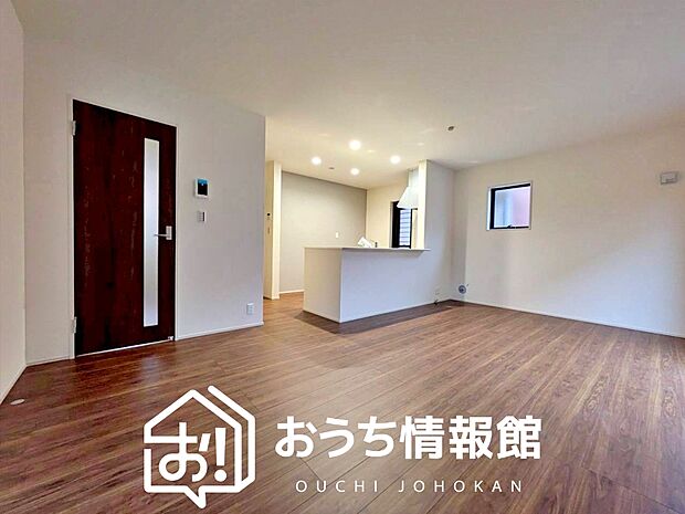 現地写真（リビング）
フローリング材には、木目、色調など木材特有の風合いがあり、ナチュラルな美しさになっています。