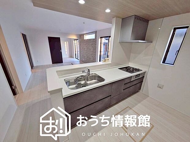 現地写真（キッチン）
収納たっぷりのシステムキッチン、浄水器付水栓を標準装備しています。