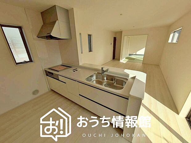 現地写真(キッチン)収納たっぷりのシステムキッチン、浄水器付水栓を標準装備しています。