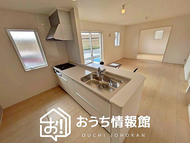 現地写真(キッチン)
収納たっぷりのシステムキッチン、浄水器付水栓を標準装備しています。