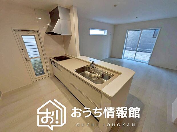 現地写真(キッチン)
収納たっぷりのシステムキッチン、浄水器付水栓を標準装備しています。