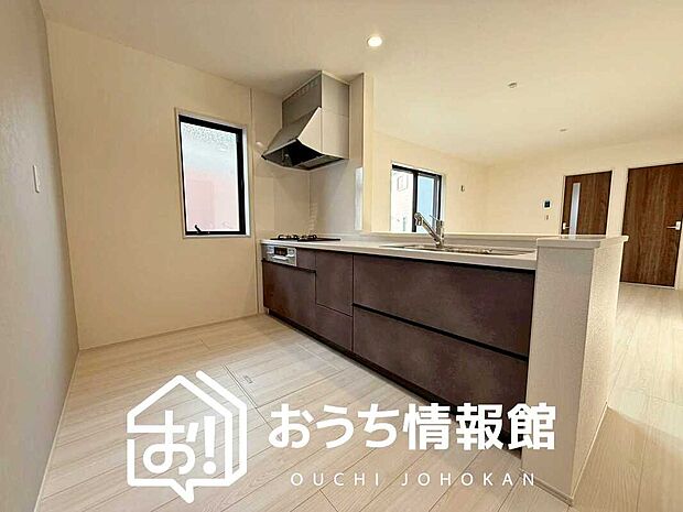 現地写真（キッチン）
収納たっぷりのシステムキッチン、浄水器付水栓を標準装備しています。