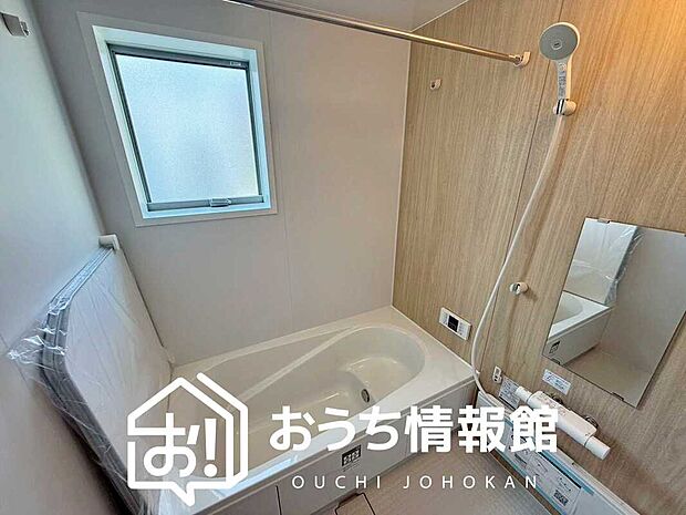 現地写真（浴室）
浴室暖房乾燥機付き。１坪タイプで広々です。