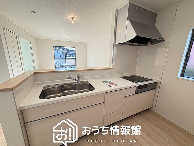 現地写真（キッチン）
収納たっぷりのシステムキッチン、浄水器付水栓を標準装備しています。