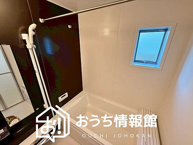 現地写真（浴室）
浴室暖房乾燥機付き。１坪タイプで広々です。