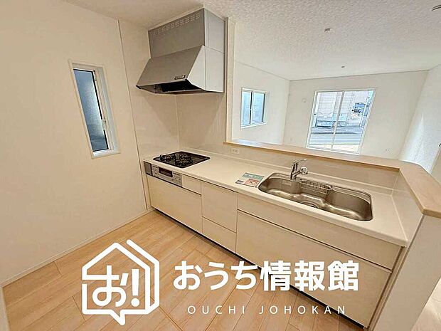 現地写真（キッチン）
収納たっぷりのシステムキッチン、浄水器付水栓を標準装備しています。