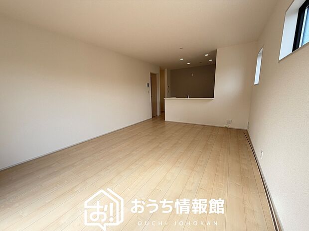 現地写真（リビング）
フローリング材には、木目、色調など木材特有の風合いがあり、ナチュラルな美しさになっています。