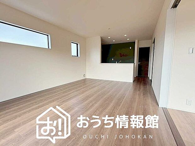 現地写真（リビング）
フローリング材には、木目、色調など木材特有の風合いがあり、ナチュラルな美しさになっています。