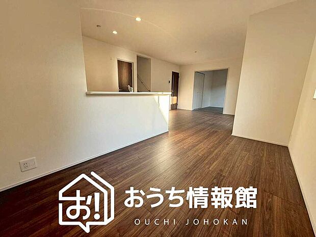 現地写真（リビング）
フローリング材には、木目、色調など木材特有の風合いがあり、ナチュラルな美しさになっています。