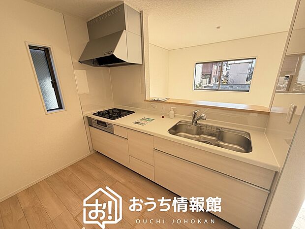 現地写真（キッチン）
収納たっぷりのシステムキッチン、浄水器付水栓を標準装備しています。