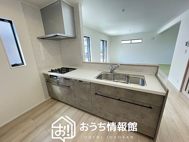 現地写真（キッチン）
収納たっぷりのシステムキッチン、浄水器付水栓を標準装備しています。