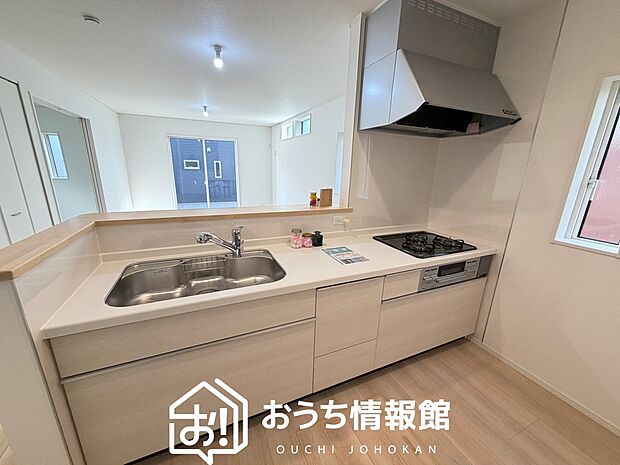 現地写真（キッチン）
収納たっぷりのシステムキッチン、浄水器付水栓を標準装備しています。