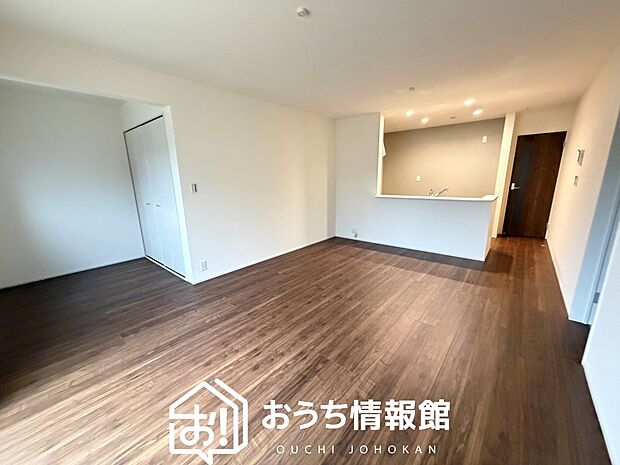 現地写真（リビング）
フローリング材には、木目、色調など木材特有の風合いがあり、ナチュラルな美しさになっています。