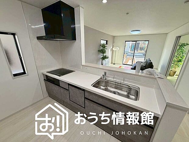 現地写真（キッチン）
収納たっぷりのシステムキッチン、浄水器付水栓を標準装備しています。