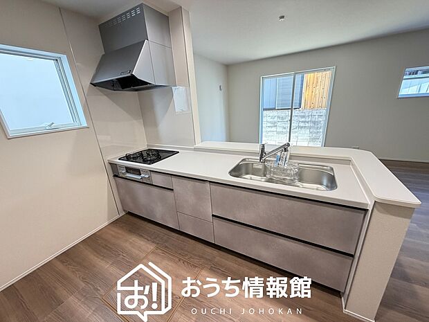 現地写真（キッチン）
収納たっぷりのシステムキッチン、浄水器付水栓を標準装備しています。