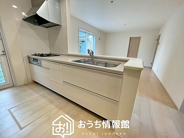 現地写真（キッチン）
収納たっぷりのシステムキッチン、浄水器付水栓を標準装備しています。