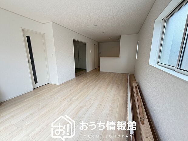 現地写真(リビング)
フローリング材には、木目、色調など木材特有の風合いがあり、ナチュラルな美しさになっています。