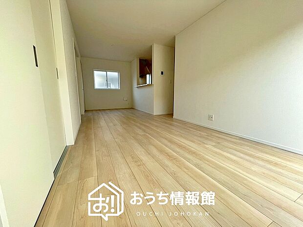 現地写真(リビング)
フローリング材には、木目、色調など木材特有の風合いがあり、ナチュラルな美しさになっています。