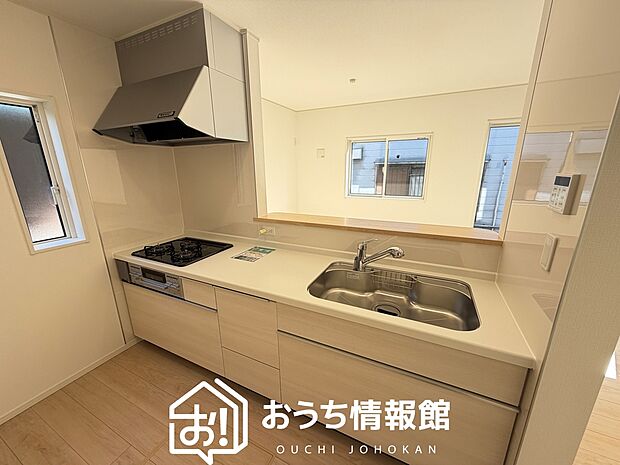 現地写真(キッチン)
収納たっぷりのシステムキッチン、浄水器付水栓を標準装備しています。